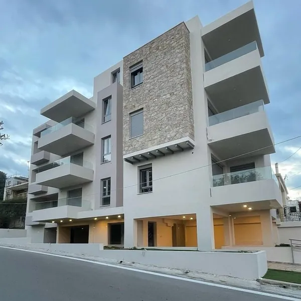 Πρόσοψη σύγχρονης πολυκατοικίας με μπαλκόνια